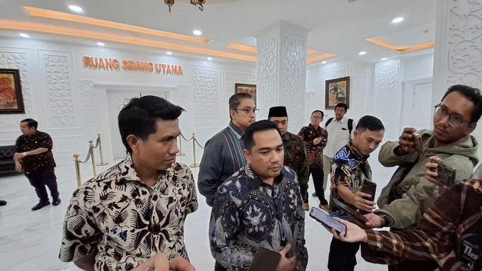 Ketua Komisi II DPR, Rifqinizamy Karsayuda, Wakil Ketua Komisi II, Dede Yusuf dan Bahtra di gedung KPU, Menteng, Jakarta Pusat, Senin (2/12/2024).