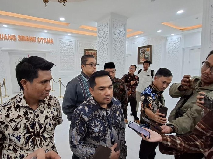 Ketua Komisi II DPR, Rifqinizamy Karsayuda, Wakil Ketua Komisi II, Dede Yusuf dan Bahtra di gedung KPU, Menteng, Jakarta Pusat, Senin (2/12/2024).