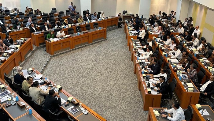 Badan Anggaran (Banggar) DPR menggelar rapat bersama seluruh menteri koordinator (menko) Kabinet Merah Putih. Tujuh menko yang ada di kabinet Presiden Prabowo Subianto kompak hadir dalam rapat, Senin (2/12/2024).