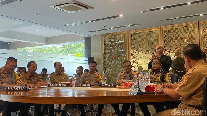Kompolnas dan jajaran Polda Jateng saat rilis Polda Jateng soal kasus penembakan Gamma, di Mapolda Jateng, Senin (2/12/2024).