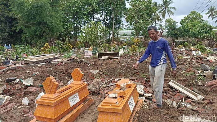 Kondisi terkini makam di Blitar yang rusak imbas banjirr bandang.