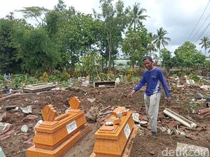 Ikhlasnya Prayitno, 7 Jenazah Keluarganya Hanyut Terbawa Banjir Blitar
