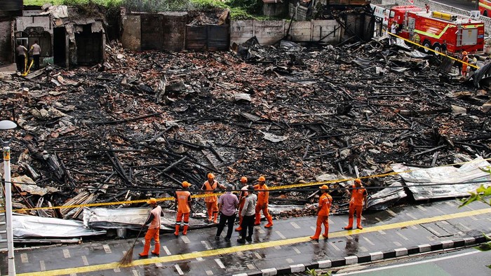 Petugas Damkar beristirahat usai memadamkan kebakaran lapak bekas penggusuran sentra fotokopi di Simpang Matraman, Jakarta, Senin (2/12/2024). Selain menghanguskan sejumlah lapak, kebakaran yang diduga akibat hubungan singkat arus listrik tersebut juga mengakibatkan satu orang meninggal dunia. ANTARA FOTO/Idlan Dziqri Mahmudi/app/nym.