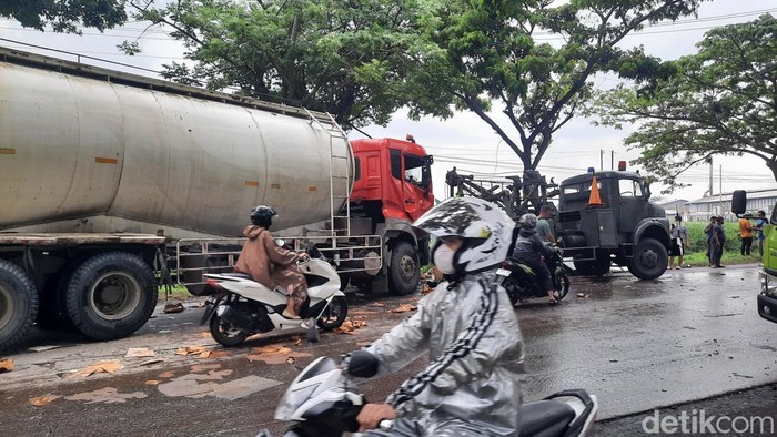 Lokasi kecelakaan adu banteng 2 truk di jalan Pantura Pati-Juwana, ruas Desa Purworejo, Kecamatan Pati, Kabupaten Pati, Senin (2/12/2024) siang.