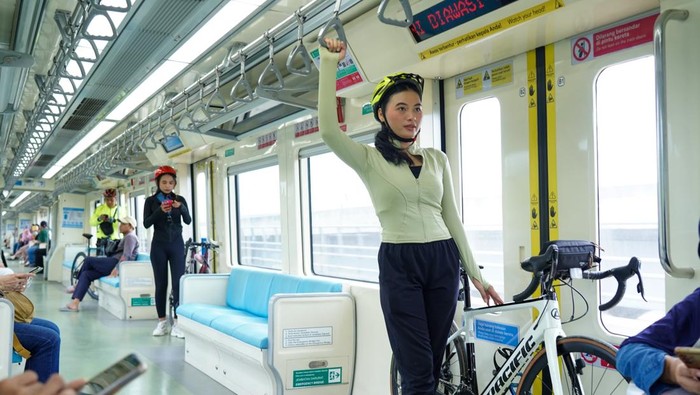Dalam rangka mendukung mobilitas ramah lingkungan dan memberikan kemudahan lebih bagi pengguna, LRT Jabodebek akan memulai uji coba penerapan aturan baru terkait membawa sepeda standar (sepeda non-lipat) ke dalam kereta pada akhir pekan. Uji coba ini dijadwalkan akan diterapkan mulai 8 Desember 2024.