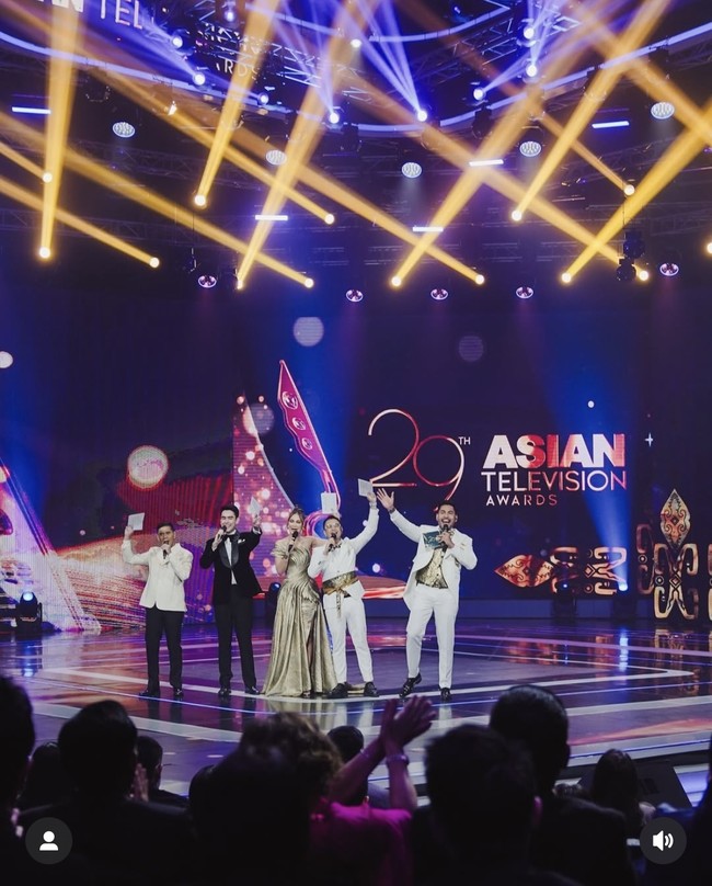 Menjadi host bersama Raffi Ahmad, Luna tampil dalam balutan gaun berwarna emas. Dengan gaya rambut high bun, penampilan artis 41 tahun itu makin terlihat anggun mempesona. Foto: Instagram/@lunamaya