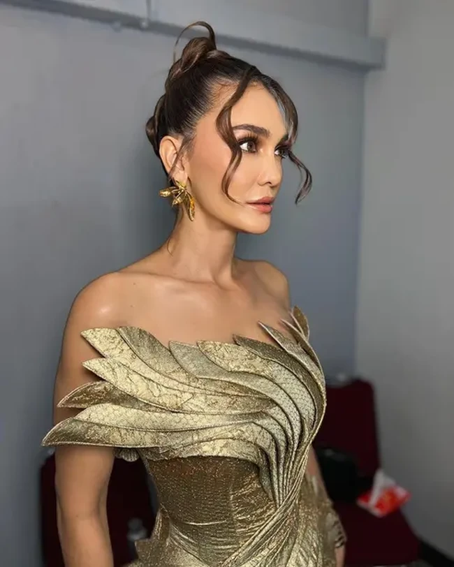 Jika diperhatikan, strapless gown rancangan Wiki Wu itu memiliki detail bersisik dan didominasi aksen drappery. Foto: Instagram/@hairbyranggayusuf