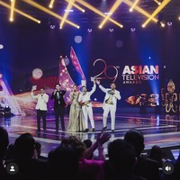 Menjadi host bersama Raffi Ahmad, Luna tampil dalam balutan gaun berwarna emas. Dengan gaya rambut high bun, penampilan artis 41 tahun itu makin terlihat anggun mempesona. Foto: Instagram/@lunamaya