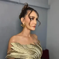 Jika diperhatikan, strapless gown rancangan Wiki Wu itu memiliki detail bersisik dan didominasi aksen drappery. Foto: Instagram/@hairbyranggayusuf