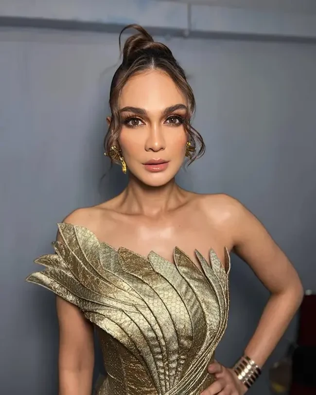 Penampilannya semakin memukau dengan riasan wajah hasil tangan Bubah Alfian. Riasan mata smokey eyes dipadukan dengan lipstik glossy berwarna pink kecoklatan membuat penampilan Luna terlihat semakin glamor namun tidak berlebihan. Foto: Instagram/@hairbyranggayusuf