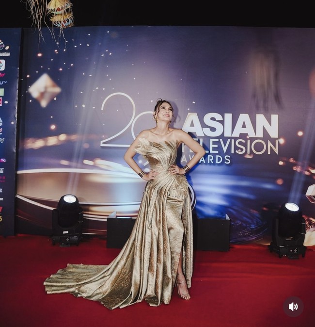 Gaun yang dikenakan Luna itu juga dilengkapi dengan train yang membuat penampilannya semakin elegan dan menawan. Foto: Instagram/@lunamaya