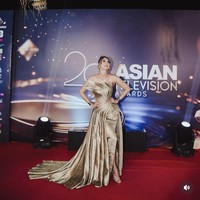 Gaun yang dikenakan Luna itu juga dilengkapi dengan train yang membuat penampilannya semakin elegan dan menawan. Foto: Instagram/@lunamaya