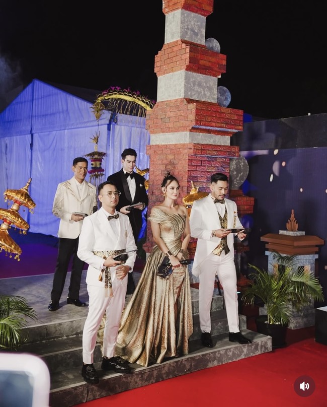 Luna Maya menjadi salah satu artis yang hadir di acara penghargaan Asian TV Awards. Tampil maksimal, gaya unik Luna Maya jadi sorotan. Foto: Instagram/@lunamaya