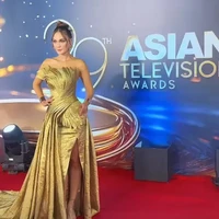 Strapless gown yang dikenakan Luna itu tampak memiliki belahan yang cukup tinggi sampai ke paha. Penampilannya juga makin terlihat glamor dan memukau dengan heels serta anting dan gelang yang juga berwarna emas. Foto: Instagram/@lunamaya