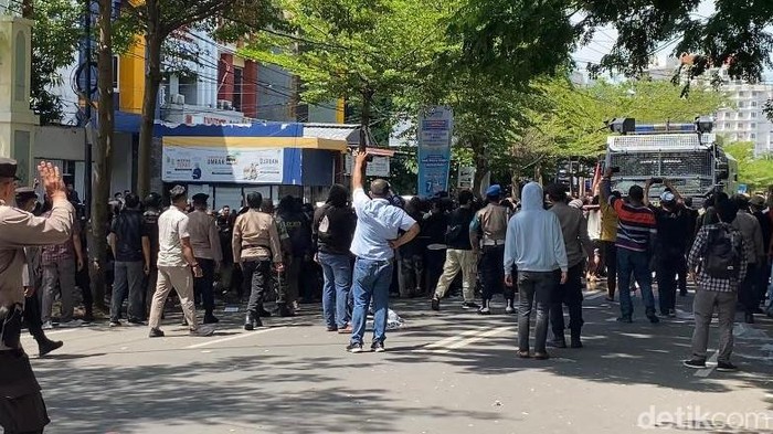 Mahasiswa asal Papua bersitegang dengan aparat kepolisian di Kota Makassar, Sulsel.