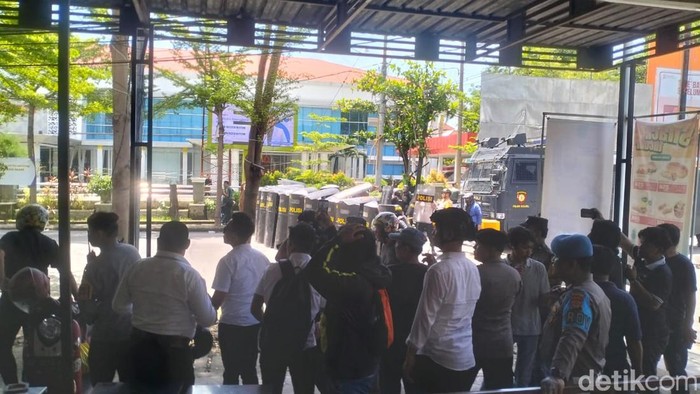 Mahasiswa Papua di Makassar kembali melempari aparat kepolisian dengan batu. Reinhard Soplantila/detikSulsel