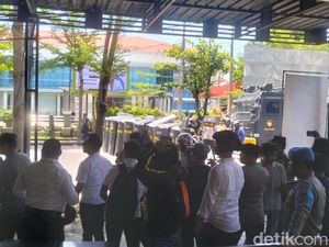 Mahasiswa Papua di Makassar Kembali Lempari Polisi, Aparat Pasang Barikade