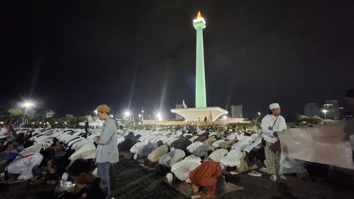 Massa aksi Reuni 212