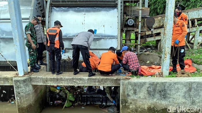 Mayat Pria Dengan Luka di Leher Ditemukan Tersangkut di Pintu Saluran Air