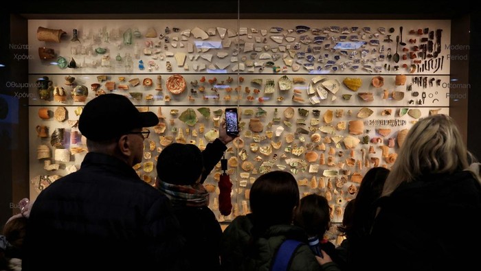 People view antiquities at Agias Sofias metro station on the first day of Thessaloniki's metro commercial use in Thessaloniki, Greece, November 30, 2024. REUTERS/Alexandros Avramidis