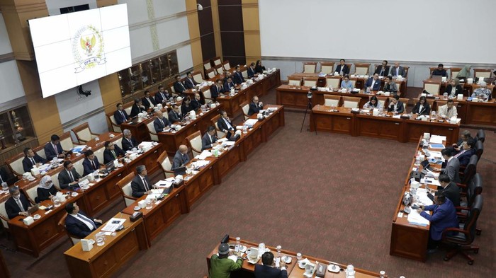 Menlu Raker dengan Komisi 1 DPR RI Menteri Luar Negeri Sugiono mengikuti rapat kerja dengan Komisi I DPR. Rapat tersebut membahas rencana program kerja 100 hari Kementerian Luar Negeri.