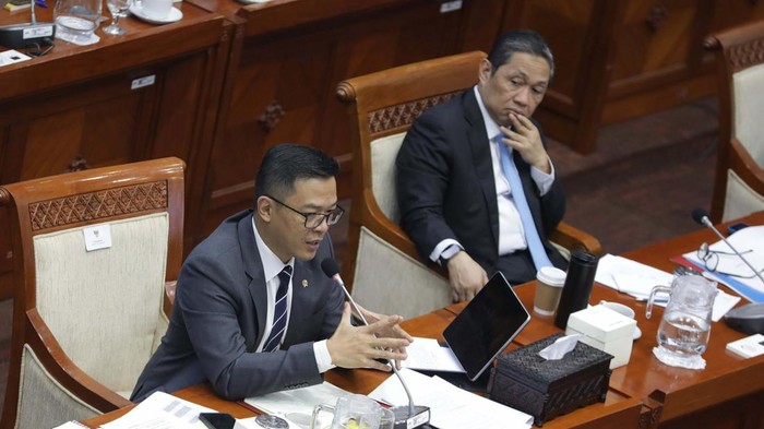 Menteri Luar Negeri Sugiono mengikuti rapat kerja dengan Komisi I DPR. Rapat tersebut membahas rencana program kerja 100 hari Kementerian Luar Negeri.