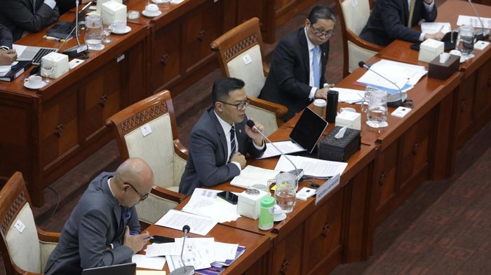Menteri Luar Negeri Sugiono mengikuti rapat kerja dengan Komisi I DPR. Rapat tersebut membahas rencana program kerja 100 hari Kementerian Luar Negeri.