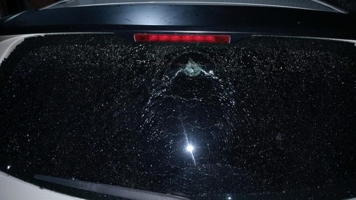 Kaca belakang mobil milik warga Gurah, Kab Kediri ditembak OTK