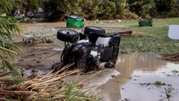 Mobil-mobil ini hanyut terbawa banjir dahsyat yang disebabkan badai Bora.