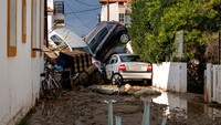 Mobil-mobil menumpuk setelah badai Bora yang menyebabkan banjir di wilayah Lalysos, di pulau Rhodes, Yunani, 1 Desember 2024.