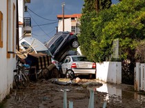 Mobil-mobil Menumpuk Akibat Diterjang Badai Bora