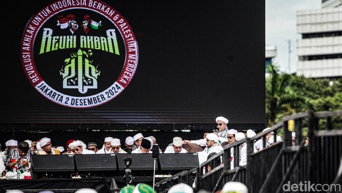 Habib Rizieq Shihab berorasi di Reuni Akbar 212 di Monas, Jakarta. Habib Rizieq mengungkap sempat tidak bisa pulang ke Tanah Air karena sakit.