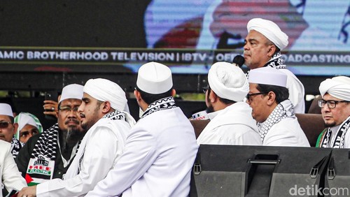 Habib Rizieq Shihab berorasi di Reuni Akbar 212 di Monas, Jakarta. Habib Rizieq mengungkap sempat tidak bisa pulang ke Tanah Air karena sakit.