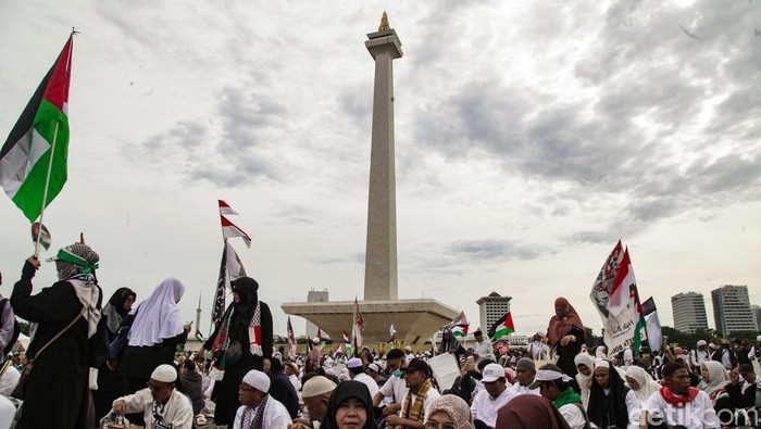 Momen Habib Rizieq Orasi di Reuni Akbar 212 Habib Rizieq Shihab berorasi di Reuni Akbar 212 di Monas, Jakarta. Habib Rizieq mengungkap sempat tidak bisa pulang ke Tanah Air karena sakit.