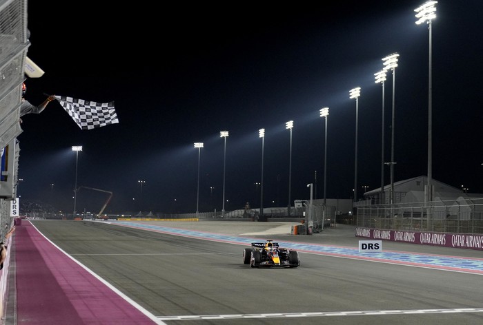 Formula One F1 - Qatar Grand Prix - Lusail International Circuit, Lusail, Qatar - December 1, 2024  Red Bulls Max Verstappen passes the chequered flag to win the Qatar Grand Prix REUTERS/Altaf Qadri