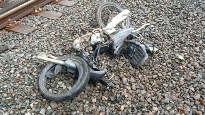 Penampakan kerusakan KA dan Motor akibat insiden motor tertemper di kilometer 501+10, Senin (2/12/2024).