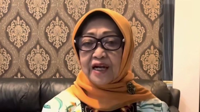 Mundjidah Wahab Cabup Petahana saat mengucapkan selamat untuk paslon pesaingnya.
