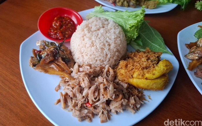 Nasi Oyek Bu Tini: Sego Oyek Ramesan Khas Kebumen yang Sedap Sehat