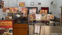 Masih di jalan yang sama ada kedai Batagor Burangrang yang buka sejak tahun 1970-an.  Foto: detikFood