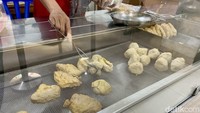 Kedainya cukup sederhana tapi kebanyakan yang datang beli batagor untuk dibawa pulang. Foto: detikFood
