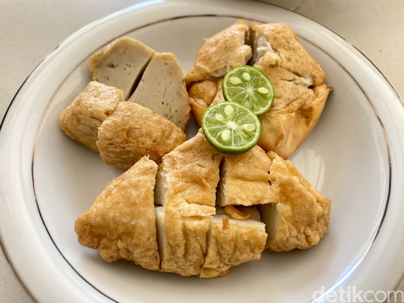 Ngemil Dua Batagor Bandung Legendaris di Jalan Burangrang Ngemil Dua Batagor Bandung Legendaris di Jalan Burangrang