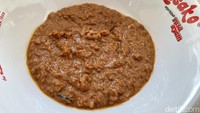 Bumbu kacang disajikan di mangkuk terpisah, tekstur bumbu kacangnya paling kental dan berwarna cokelat pekat. Foto: detikFood