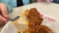 Rasa dari batagor Burangrang sangat gurih, dengan perpaduan ikan tenggiri dan tahu yang lembut. Begitu juga dengan siomay gorengnya yang mirip rasa dengan pempek. Foto: detikFood