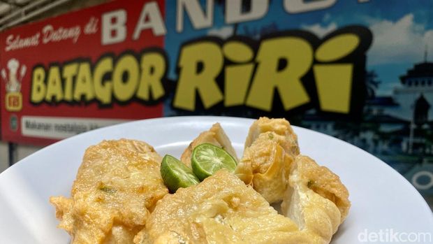 Ngemil Dua Batagor Bandung Legendaris di Jalan Burangrang