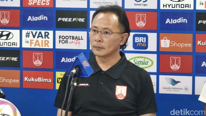 Pelatih Persis Solo Ong Kim Swee, saat konferensi pers di Stadion Manahan Solo, Senin (2/11/2024).