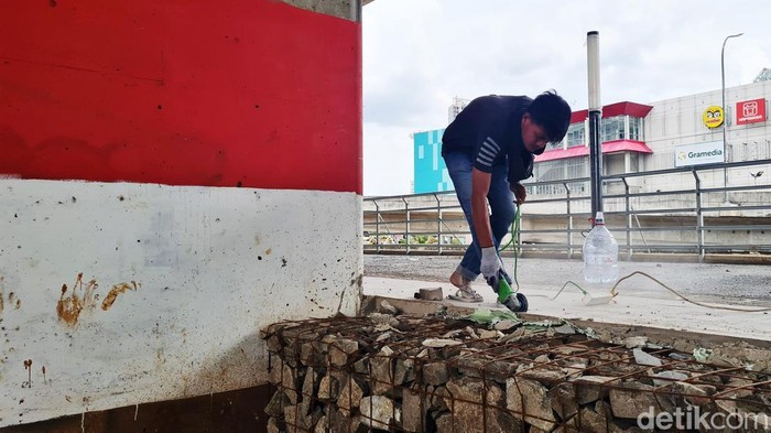 Pembangunan Taman Becakayu Terus Dikebut Pekerja melakukan pembangunan taman dan pelebaran trotoar di Raya Kalimalang KH Noer Ali, Kota Bekasi, Jawa Barat, Senin (2/12/2024).