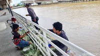 Sejumlah pekerja mengecat pagar taman Becakayu.