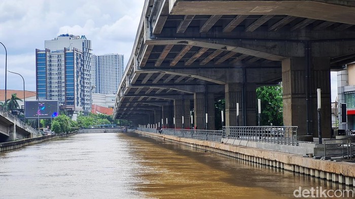 Pembangunan Taman Becakayu Terus Dikebut Pekerja melakukan pembangunan taman dan pelebaran trotoar di Raya Kalimalang KH Noer Ali, Kota Bekasi, Jawa Barat, Senin (2/12/2024).