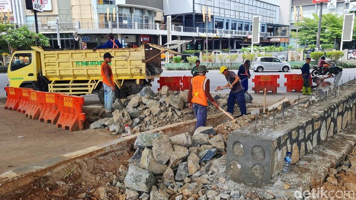 Pembangunan Taman Becakayu Terus Dikebut Pekerja melakukan pembangunan taman dan pelebaran trotoar di Raya Kalimalang KH Noer Ali, Kota Bekasi, Jawa Barat, Senin (2/12/2024).