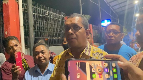 Pemenang Pilgub NTT versi quick count, Emanuel Melkiades Laka Lena, memberikan keterangan pers seusai bersilaturahmi dengan pendukung Melki-Johni di Labuan Bajo, Manggarai Barat, NTT, Minggu (1/12/1024). (Ambrosius Ardin/detikBali)